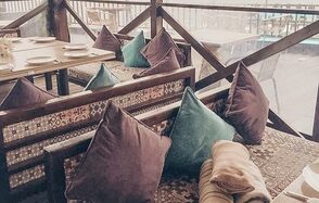 Ресторан под закрытие с террасой у реки