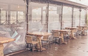 Ресторан под закрытие с террасой у реки