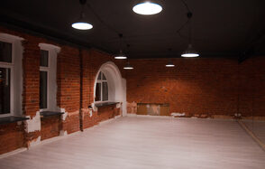 The ТЕРРИТОРИЯ Зал с зеркалами в красном кирпиче