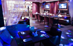 Ресторан со сценой и мягкими диванами