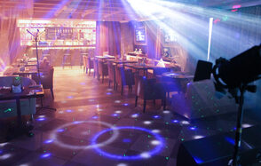 Ресторан со сценой и мягкими диванами