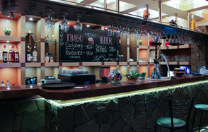 Ресторан со сценой и мягкими диванами