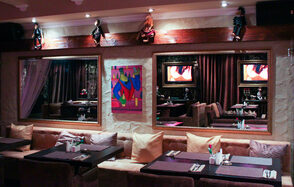 Ресторан со сценой и мягкими диванами