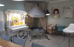 Светлый зал с растениями