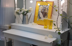 Светлый зал с растениями