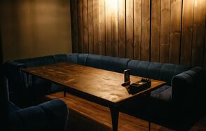 Кальянная с большими диванами под закрытие