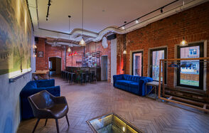 Campus Loft. Лофт-пространство с синими диванами