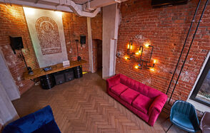 Campus Loft. Лофт-пространство с синими диванами