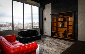 Igloobar Лофт с красным кожаным диваном