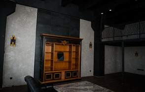 Igloobar Лофт с красным кожаным диваном