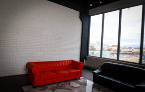 Igloobar Лофт с красным кожаным диваном