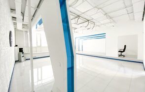 Apriori Photo Белый лофт с неоновой подсветкой