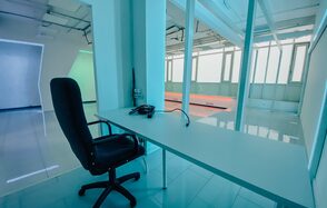 Apriori Photo Белый лофт с неоновой подсветкой