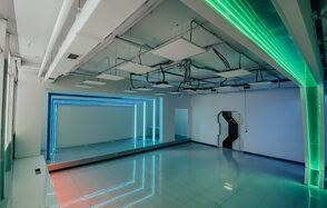 Apriori Photo Белый лофт с неоновой подсветкой