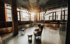 Apriori Photo Лофт из красного кирпича с панорамными окнами