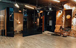 Apriori Photo Лофт из красного кирпича с панорамными окнами