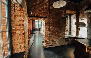 Apriori Photo Лофт из красного кирпича с панорамными окнами