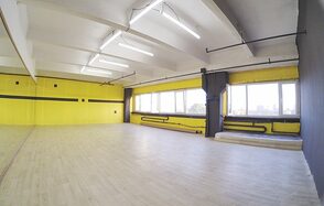 JamTown Красочный зал с зеркальной стеной