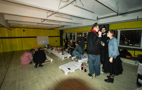 JamTown Красочный зал с зеркальной стеной