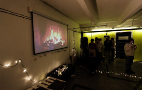 JamTown Красочный зал с зеркальной стеной