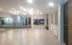 Светлый зал с зеркальной стеной