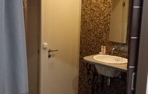 Светлый зал с зеркальной стеной