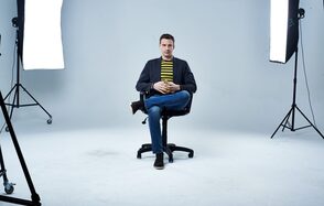 Светлый зал с большой циклорамой