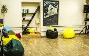 Алсион Лофт с гримеркой