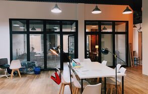 Возьми Кисть Школа Рисования Студия в светлых тонах