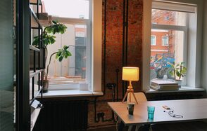 Возьми Кисть Школа Рисования Студия в светлых тонах