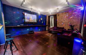 Лофт с диванами и диско-шаром