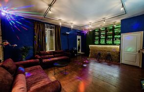 Лофт с диванами и диско-шаром