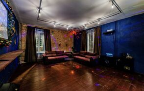 Лофт с диванами и диско-шаром