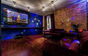 Лофт с диванами и диско-шаром