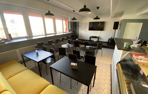 Кафе под закрытие в советском стиле