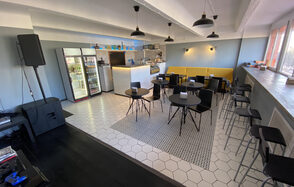 Кафе под закрытие в советском стиле