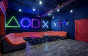 Space Loft Лофт с проектором и неоновыми фигурами