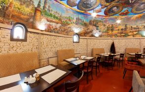 Зал в башне с ручной росписью 