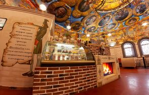 Зал в башне с ручной росписью 