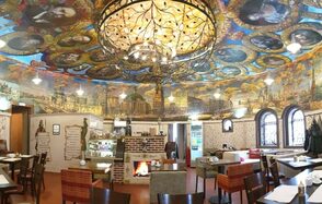 Зал в башне с ручной росписью 