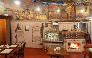 Зал в башне с ручной росписью 