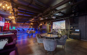 Lounge bar. Лофт бар с мотоциклом