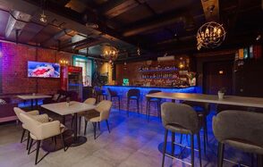 Lounge bar. Лофт бар с мотоциклом