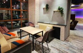 Дизайнерский лофт с панорамными окнами и кухней