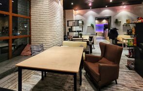 Дизайнерский лофт с панорамными окнами и кухней