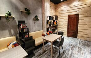 Дизайнерский лофт с панорамными окнами и кухней