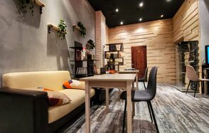 Дизайнерский лофт с панорамными окнами и кухней