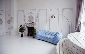  Mirseliz Светлый зал-лофт в классическом стиле