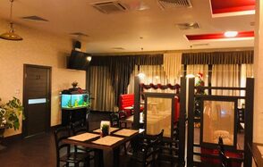 Кафе с панорамными окнами под закрытие