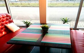 Кафе с панорамными окнами под закрытие